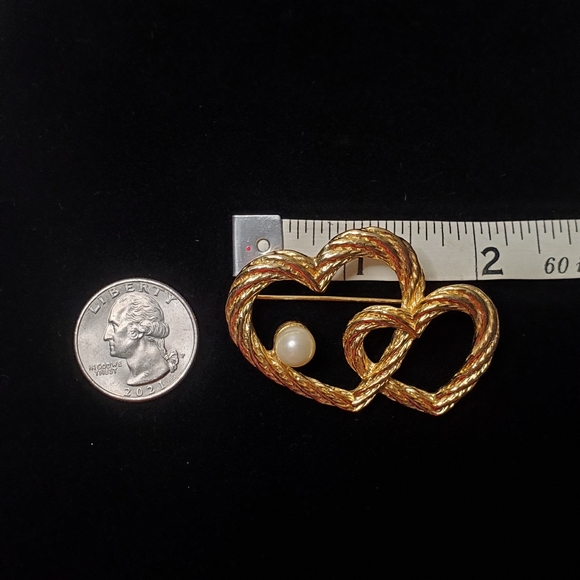 Vintage Signed AAI Goldtone Rope Hearts and Faux Pearl  Brooch/Pin - Picture 7 of 8